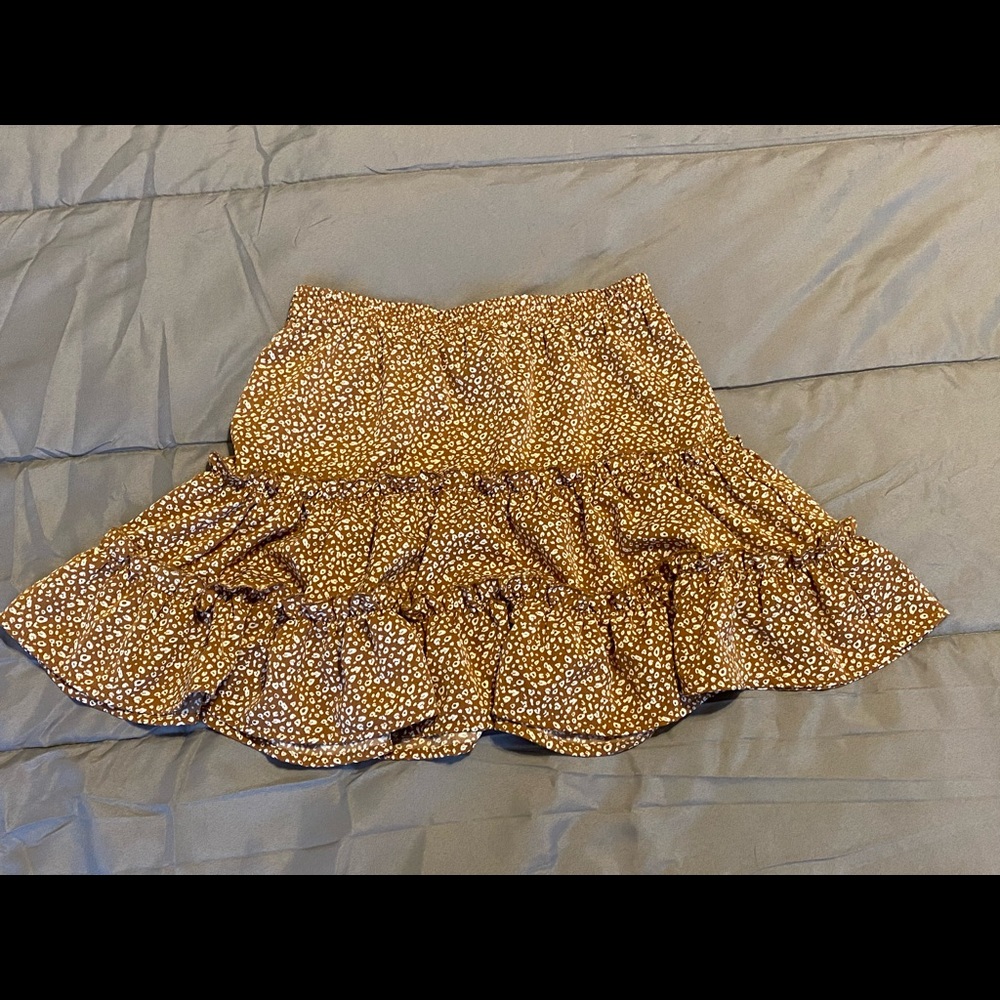 Leopard print mini skirt with ruffles.